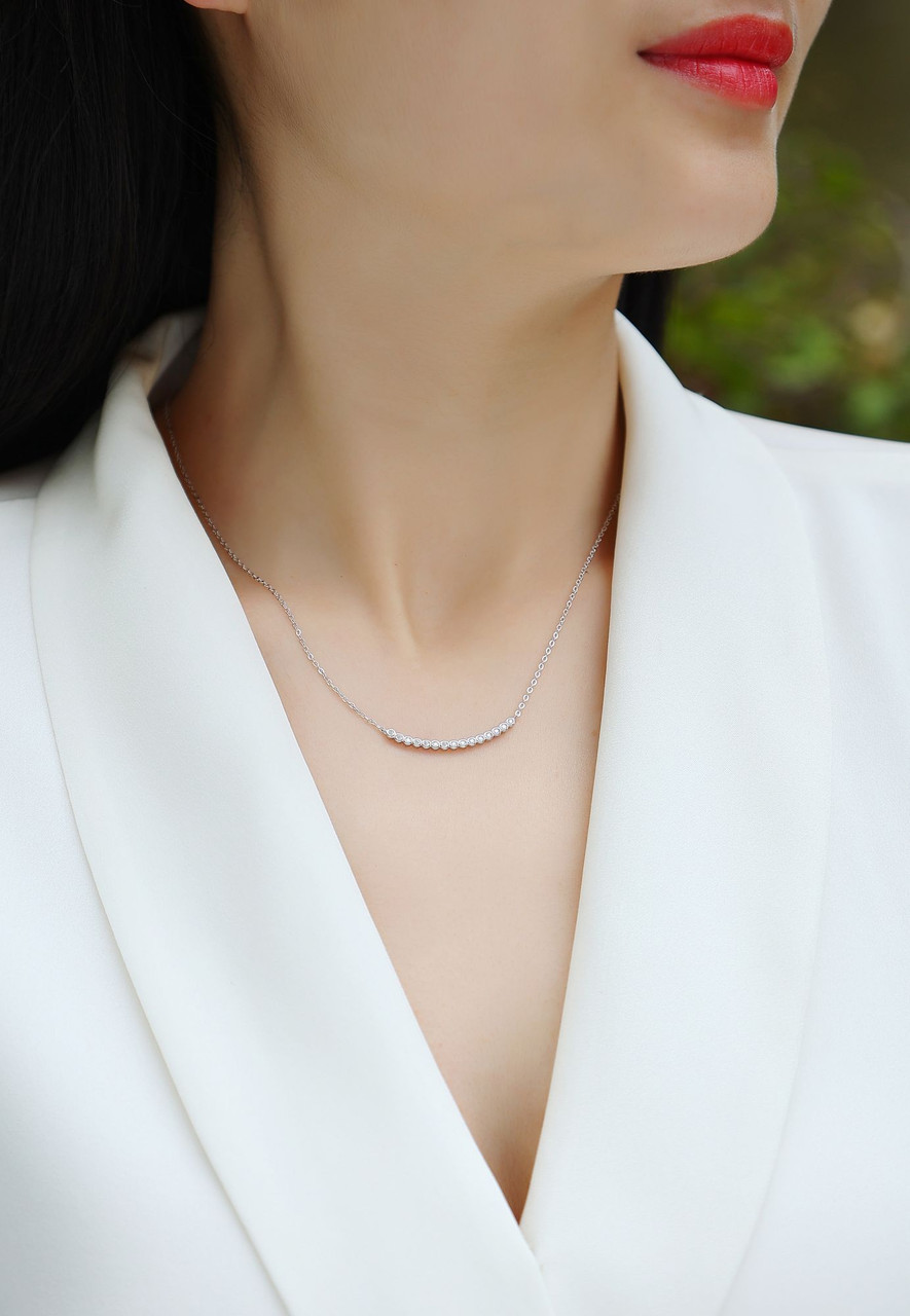 A fashionable and popular jewelry necklace pendant set, featuring Monis stone, made of 925 silver and plated with platinum and diamonds.