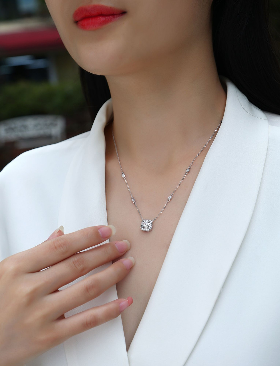 Flowing Love - A fashionable and popular jewelry necklace pendant set, featuring Monnes stone, made of 925 silver and plated with platinum diamonds.