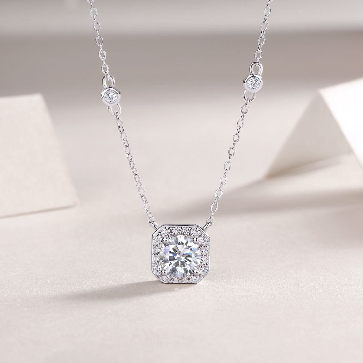 Flowing Love - A fashionable and popular jewelry necklace pendant set, featuring Monnes stone, made of 925 silver and plated with platinum diamonds.