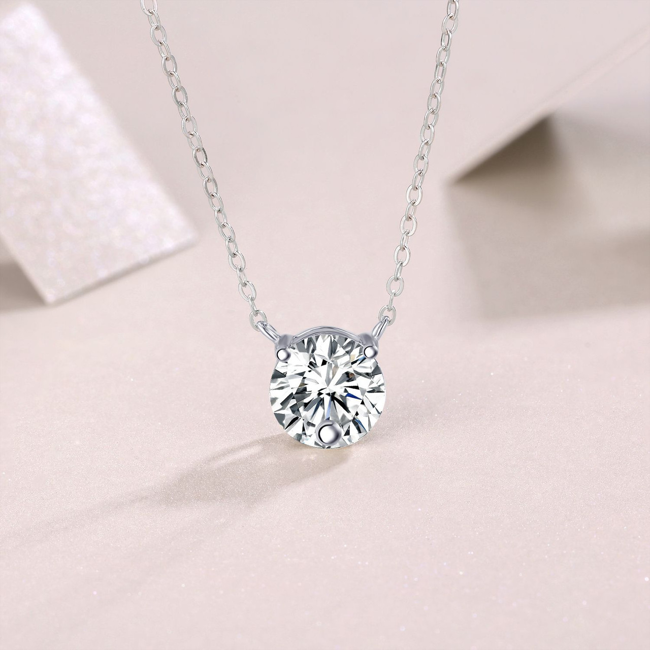 The Time Chain - A fashionable and popular jewelry necklace pendant set, featuring Monnes stone, made of 925 silver and plated with platinum diamonds