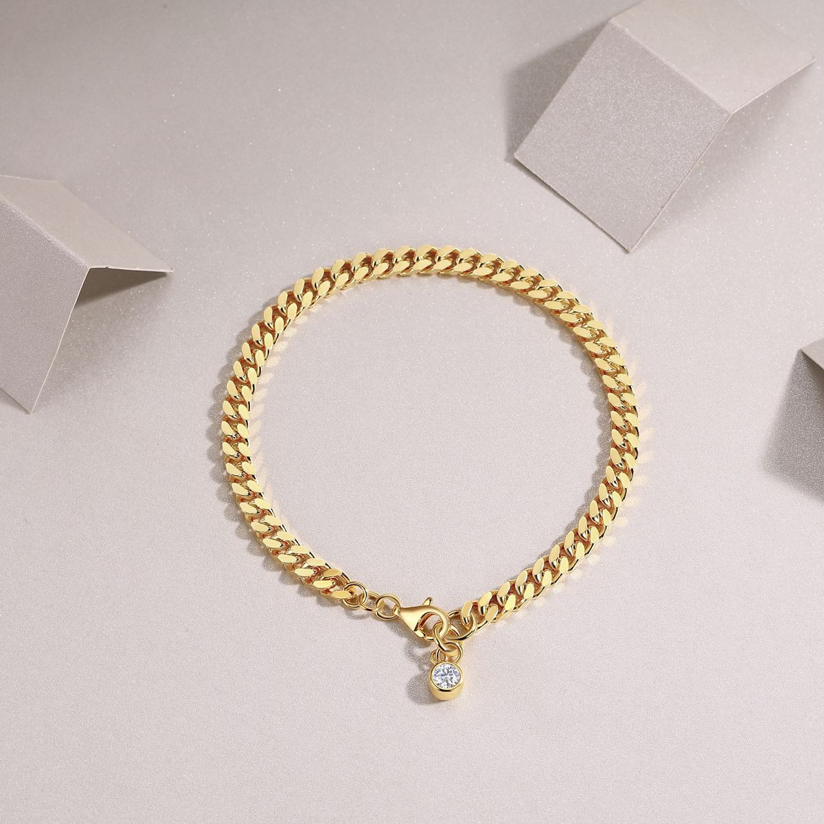 Made of morganite, 925 sterling silver and platinum-plated diamonds, it is a fashionable jewelry bracelet and a luxurious silver accessory.