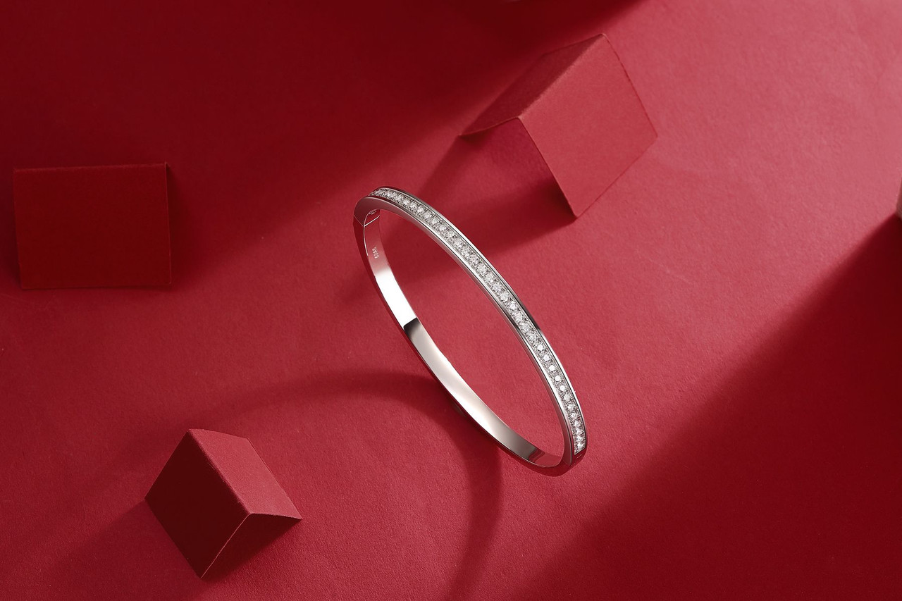 Engagement Ring - Made of morganite, 925 sterling silver and platinum-plated diamonds, it is a fashionable jewelry bracelet and a luxurious silver accessory.