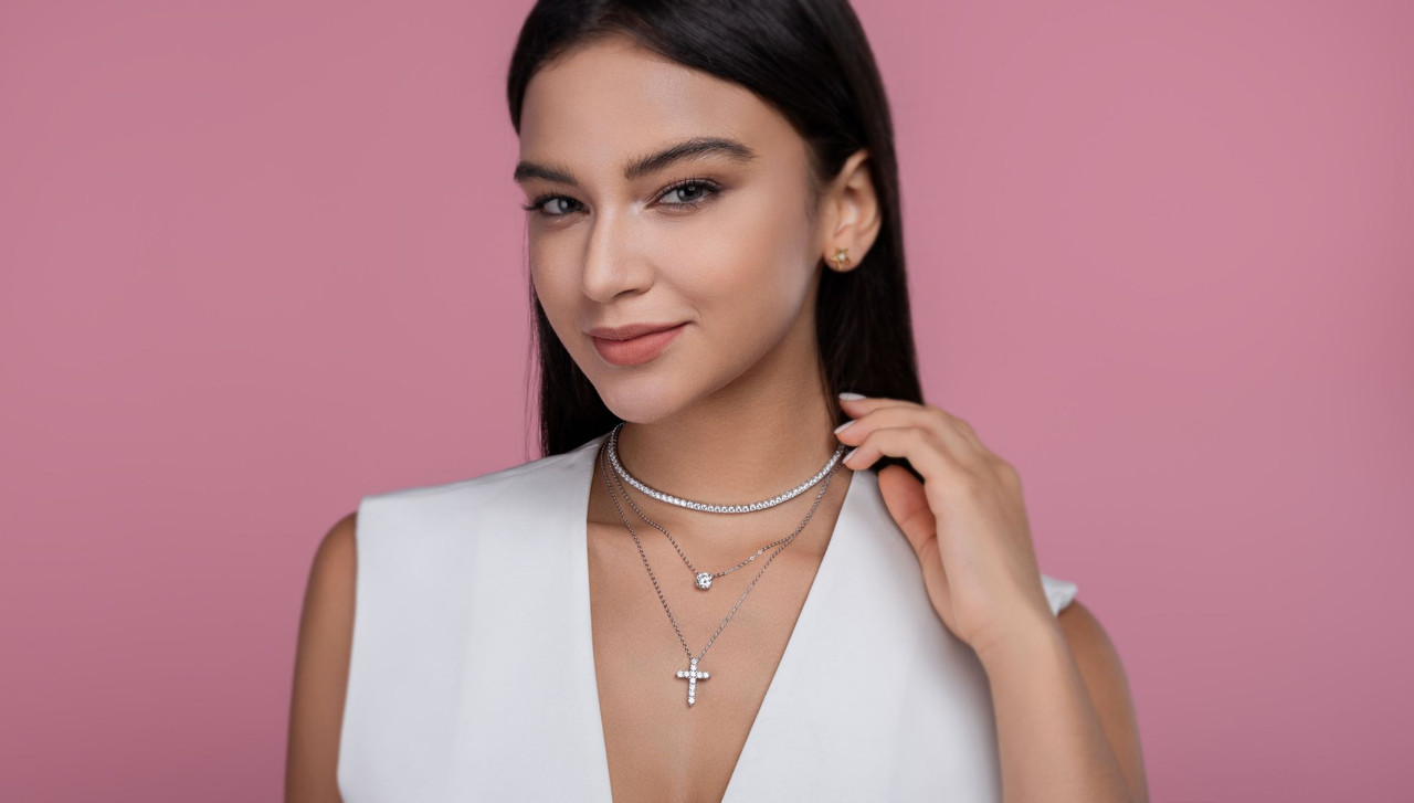 The Radiant Cross Circle - A fashionable and popular jewelry necklace pendant set, featuring Monnes stone, made of 925 silver and plated with platinum diamonds.