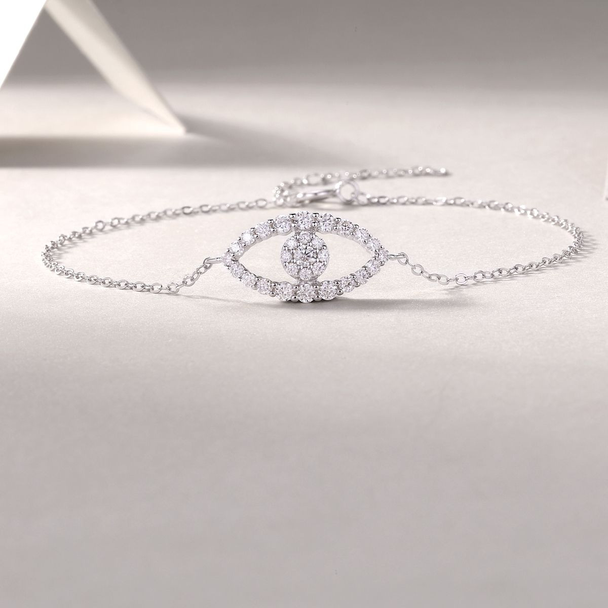 Wish Fairy - Made of moonstone, 925 silver and platinum-plated diamonds, it is a fashionable jewelry bracelet and a luxurious silver accessory.