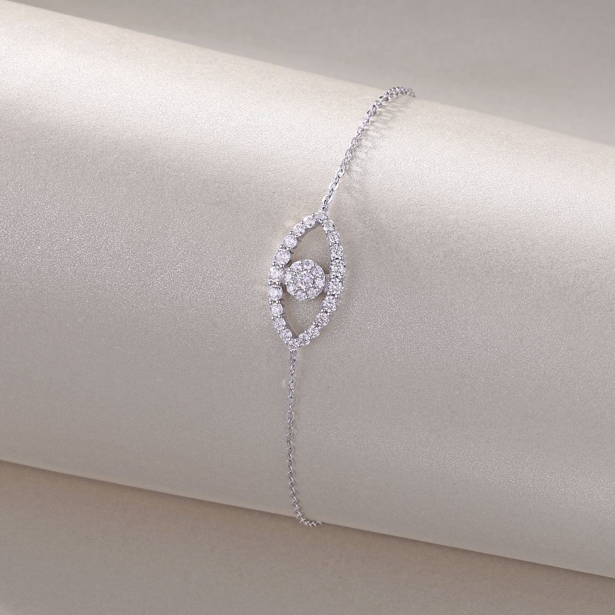 Wish Fairy - Made of moonstone, 925 silver and platinum-plated diamonds, it is a fashionable jewelry bracelet and a luxurious silver accessory.