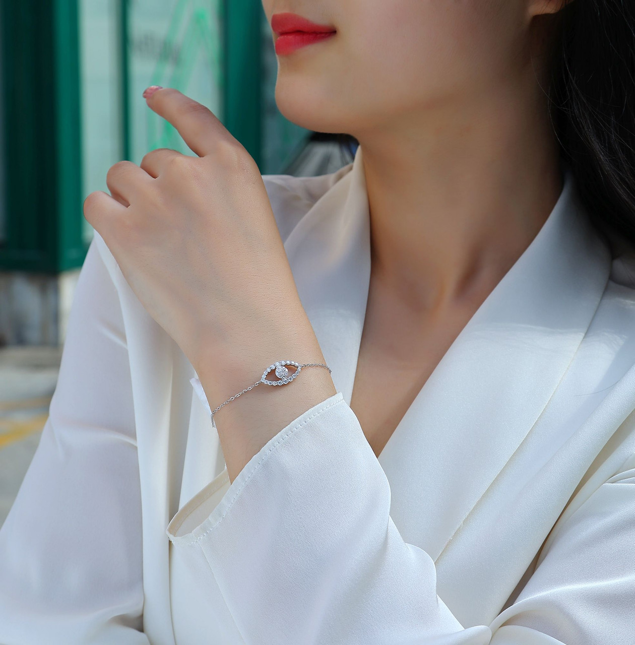 Wish Fairy - Made of moonstone, 925 silver and platinum-plated diamonds, it is a fashionable jewelry bracelet and a luxurious silver accessory.