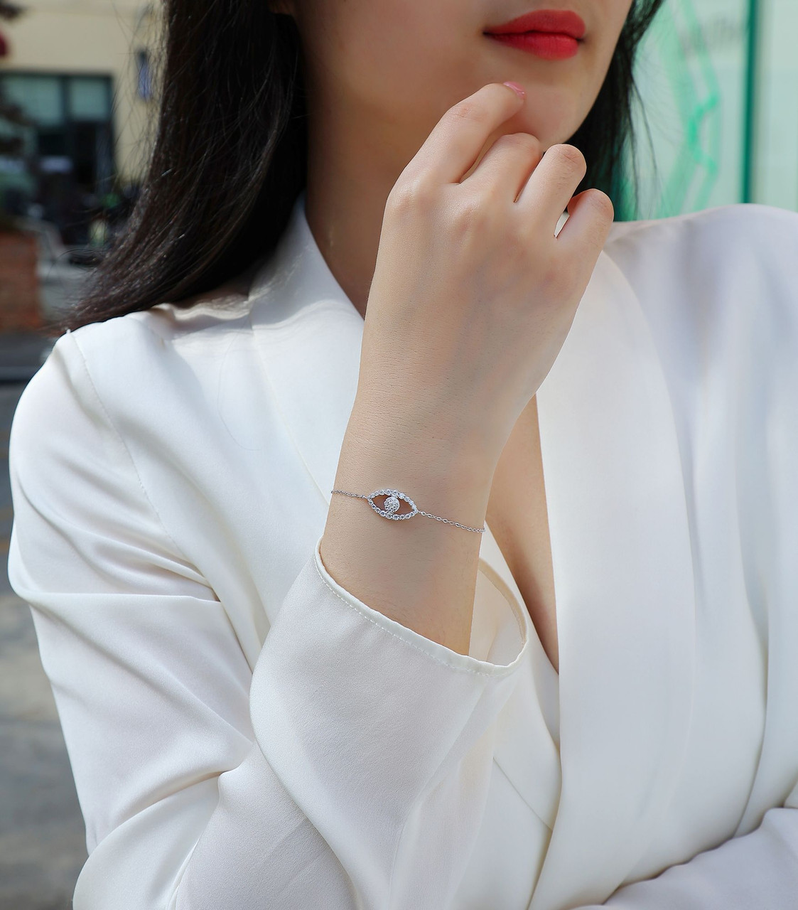 Wish Fairy - Made of moonstone, 925 silver and platinum-plated diamonds, it is a fashionable jewelry bracelet and a luxurious silver accessory.