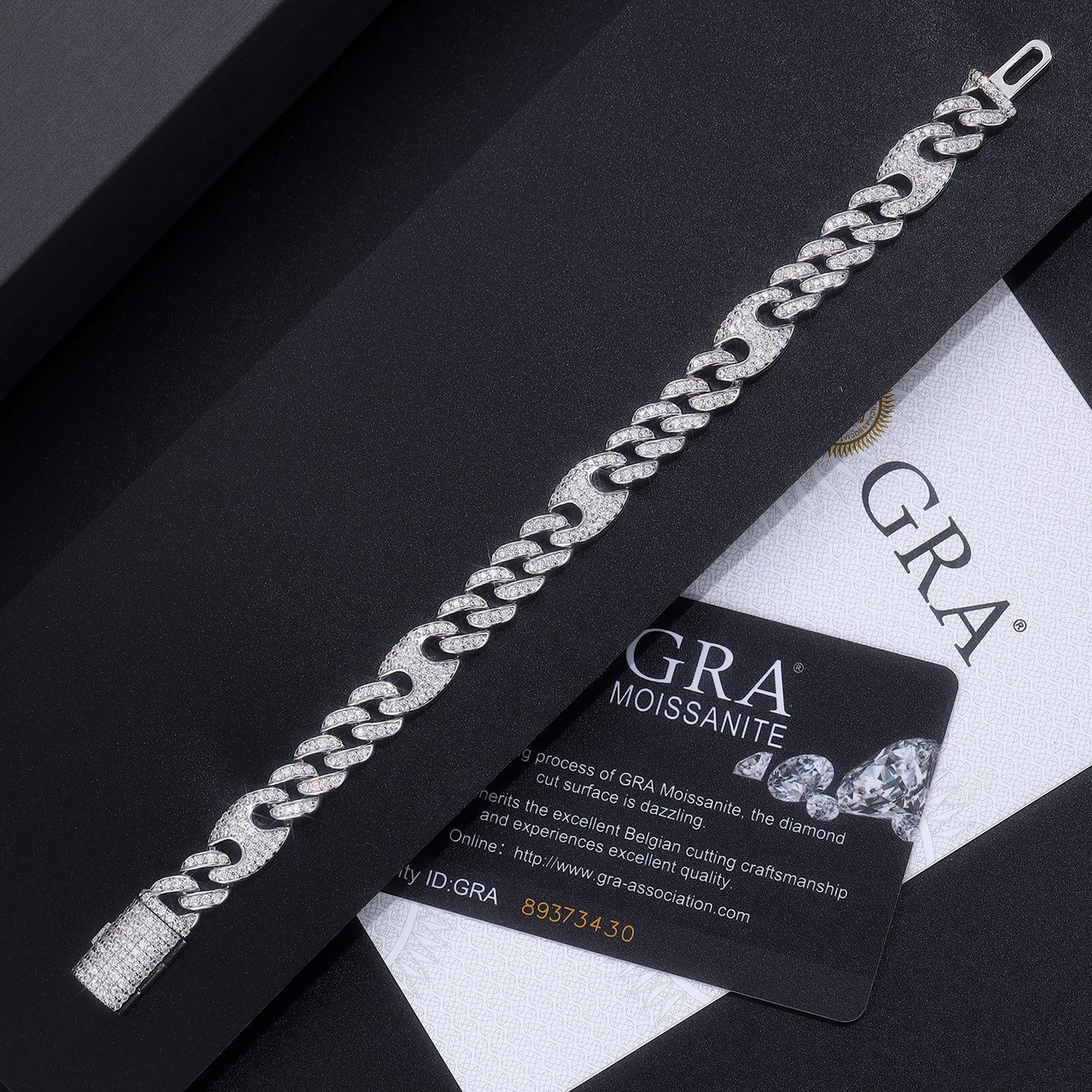 Composed of morganite, 925 sterling silver and platinum-plated diamonds, it is a fashionable jewelry bracelet and a luxurious silver accessory.