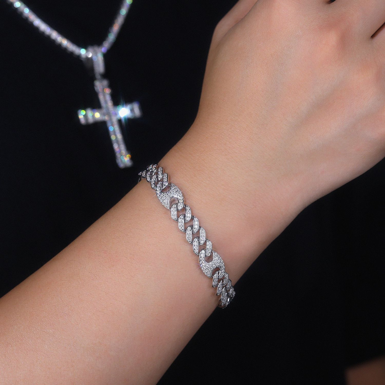 Composed of morganite, 925 sterling silver and platinum-plated diamonds, it is a fashionable jewelry bracelet and a luxurious silver accessory.
