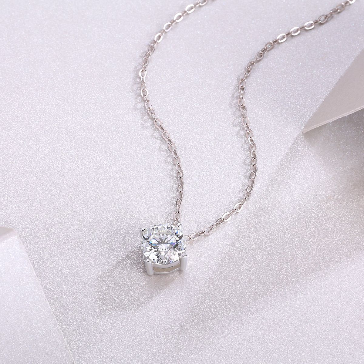 True Heart - A fashionable and popular jewelry necklace pendant set, featuring 1.7 rubies, made of 925 silver and plated with platinum and diamonds.