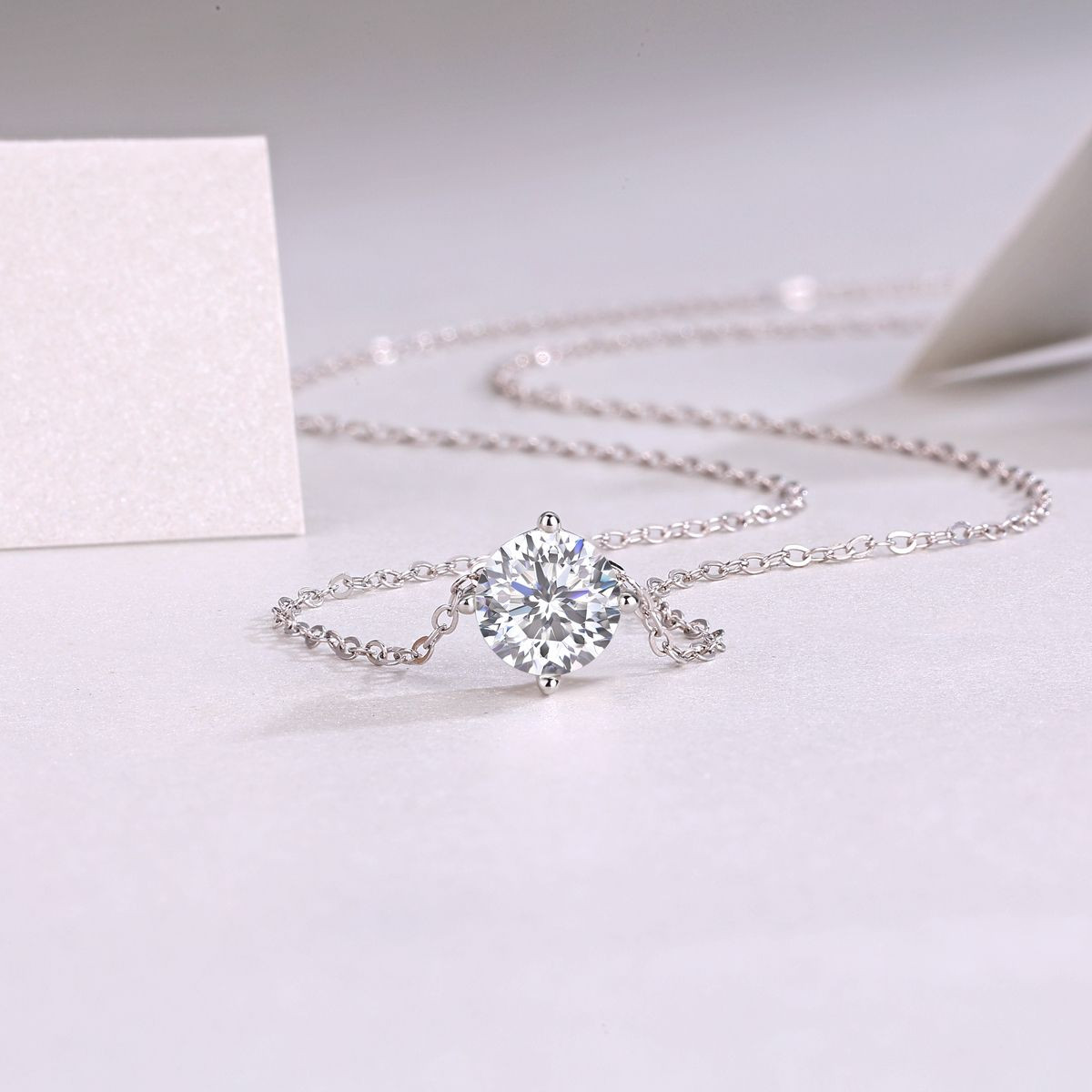 True Heart - A fashionable and popular jewelry necklace pendant set, featuring 1.7 rubies, made of 925 silver and plated with platinum and diamonds.