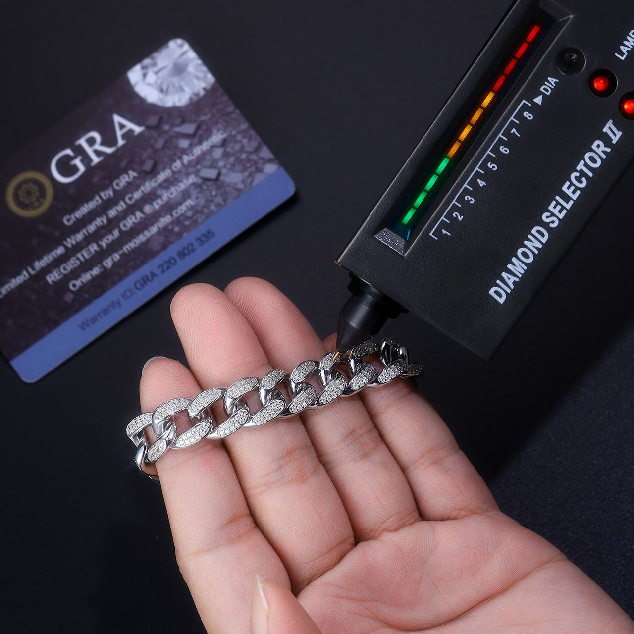 Composed of morganite, 925 sterling silver and platinum-plated diamonds, it is a fashionable jewelry bracelet and a luxurious silver accessory.