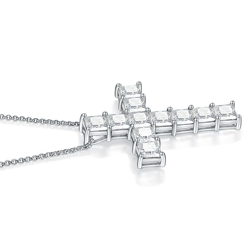 A fashionable and popular jewelry necklace pendant set, featuring Monnes stone, made of 925 silver and plated with platinum diamonds.