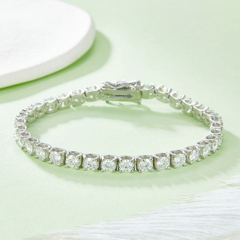 Composed of morganite, 925 sterling silver and platinum-plated diamonds, it is a fashionable jewelry bracelet and a luxurious silver accessory.
