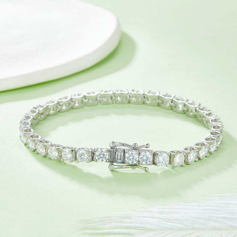 Composed of morganite, 925 sterling silver and platinum-plated diamonds, it is a fashionable jewelry bracelet and a luxurious silver accessory.