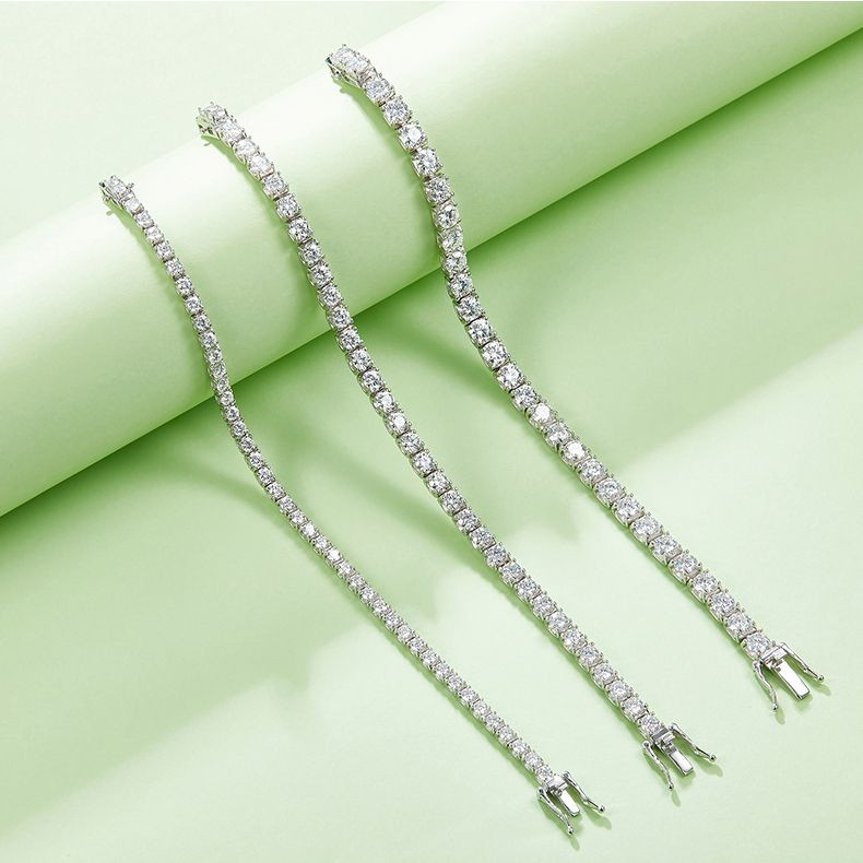 Composed of morganite, 925 sterling silver and platinum-plated diamonds, it is a fashionable jewelry bracelet and a luxurious silver accessory.