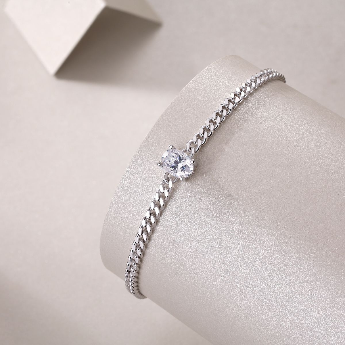 Breakthrough - A fashionable jewelry bracelet set with Moissanite S925 sterling silver and platinum-plated diamonds, a luxurious silver accessory