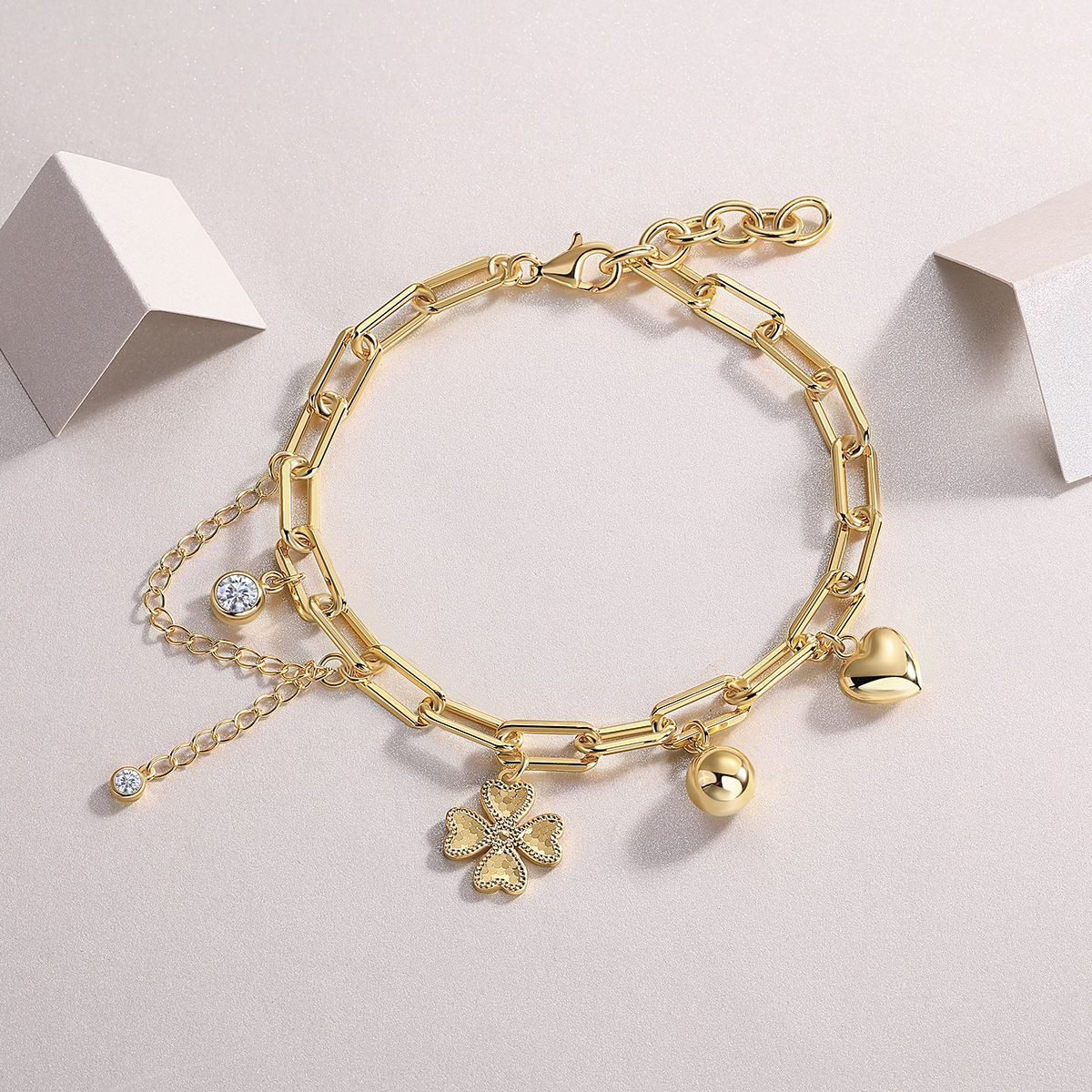Lucky Heart Bead - Made of morganite, 925 sterling silver and platinum-plated diamonds, it is a fashionable jewelry bracelet and a luxurious silver accessory.