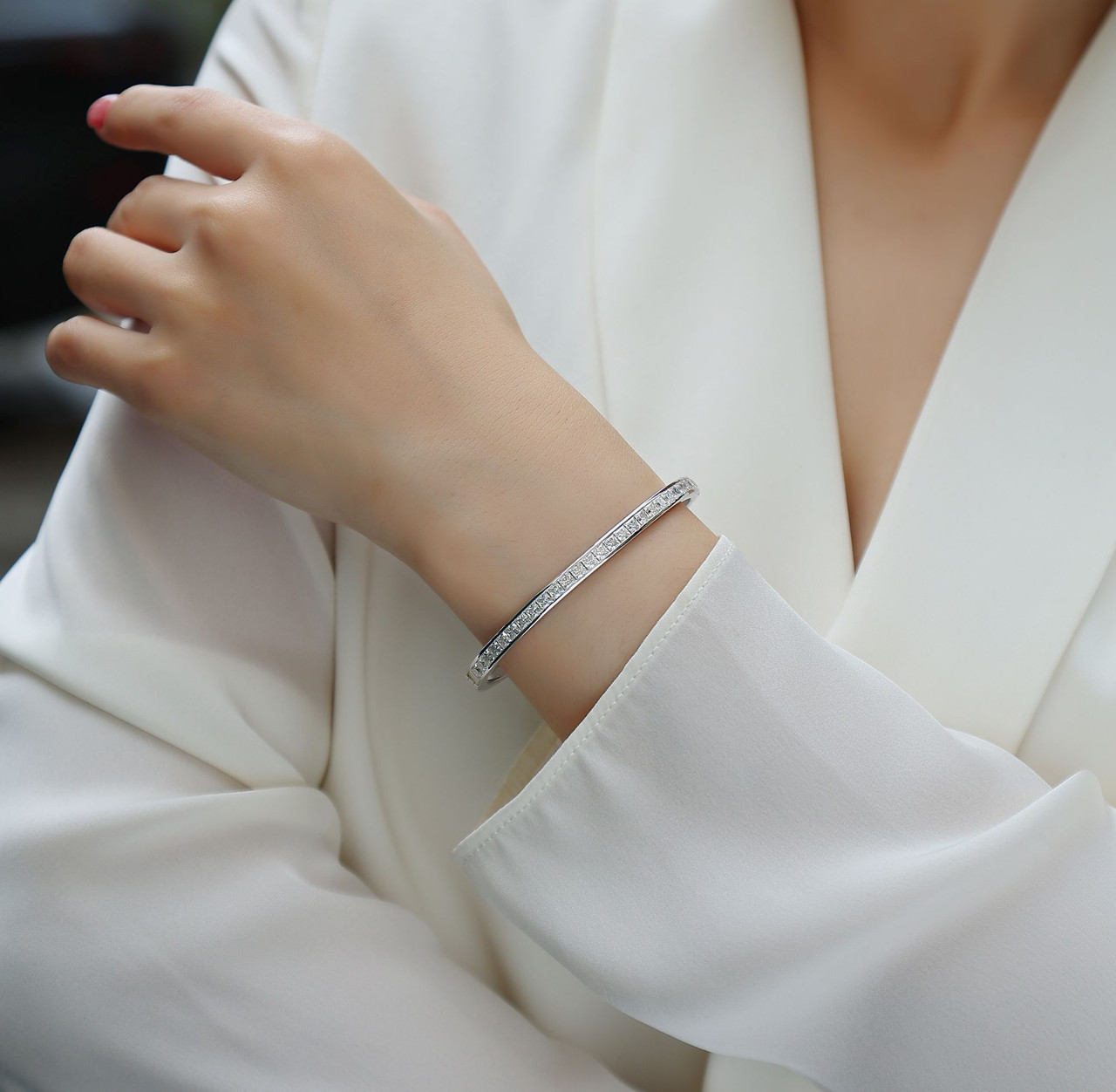 Future Guidance - Made of moissanite, 925 sterling silver and platinum-plated diamonds, it is a fashionable jewelry bracelet and a luxurious silver accessory.