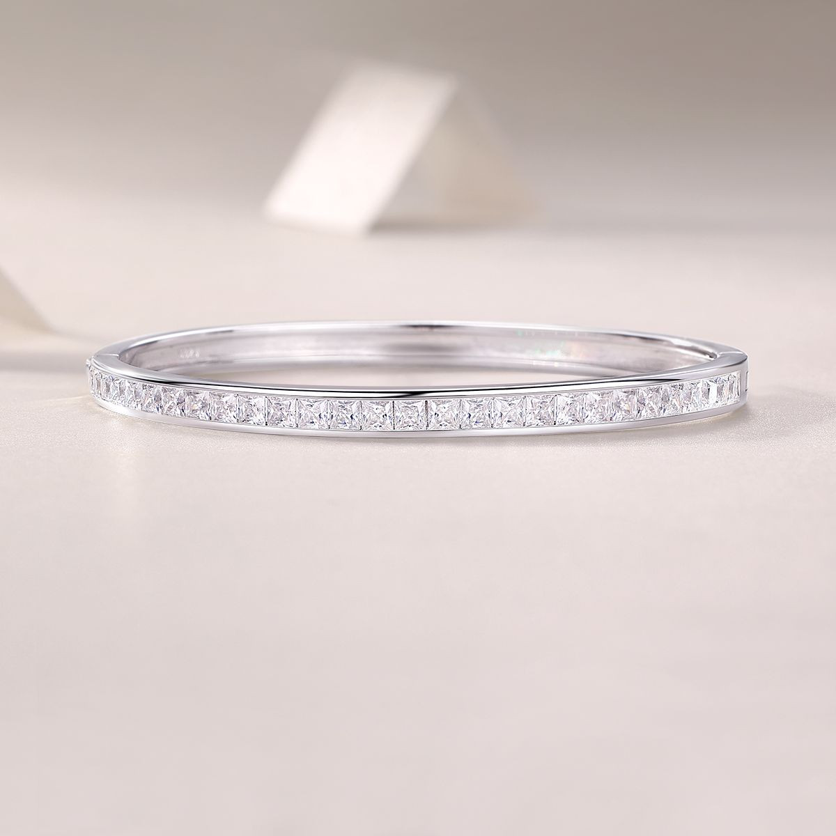 Future Guidance - Made of moissanite, 925 sterling silver and platinum-plated diamonds, it is a fashionable jewelry bracelet and a luxurious silver accessory.