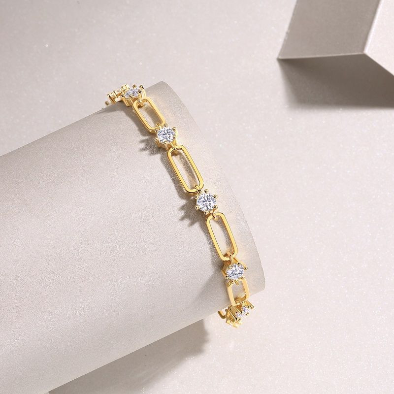 Light and Shadow Flower Chain - Made of morganite, 925 sterling silver and platinum-plated diamonds, it is a fashionable jewelry bracelet and a luxurious silver accessory.