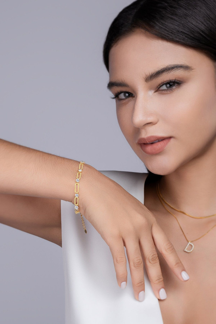 Light and Shadow Flower Chain - Made of morganite, 925 sterling silver and platinum-plated diamonds, it is a fashionable jewelry bracelet and a luxurious silver accessory.