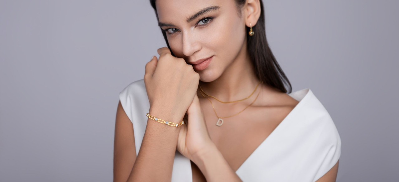 Light and Shadow Flower Chain - Made of morganite, 925 sterling silver and platinum-plated diamonds, it is a fashionable jewelry bracelet and a luxurious silver accessory.