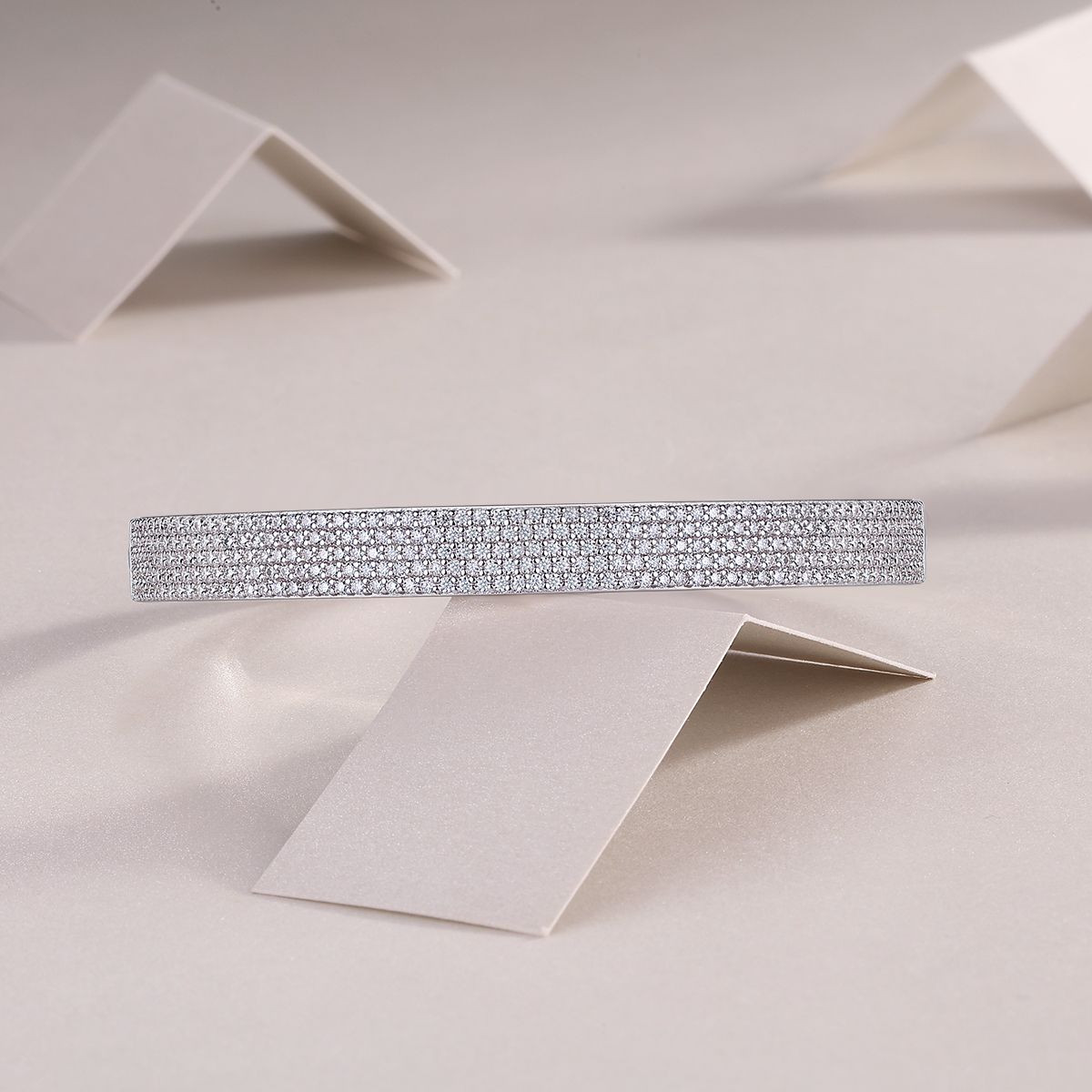 Starlight Entertainment - Made of morganite, 925 sterling silver and platinum-plated diamonds, it is a fashionable jewelry bracelet and a luxurious silver accessory.