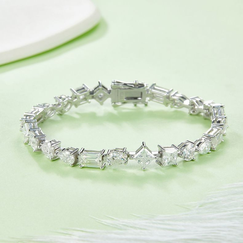 Composed of morganite, 925 sterling silver and platinum-plated diamonds, it is a fashionable jewelry bracelet and a luxurious silver accessory.