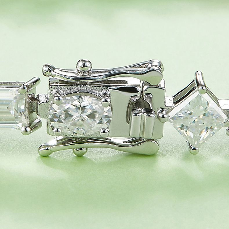Composed of morganite, 925 sterling silver and platinum-plated diamonds, it is a fashionable jewelry bracelet and a luxurious silver accessory.