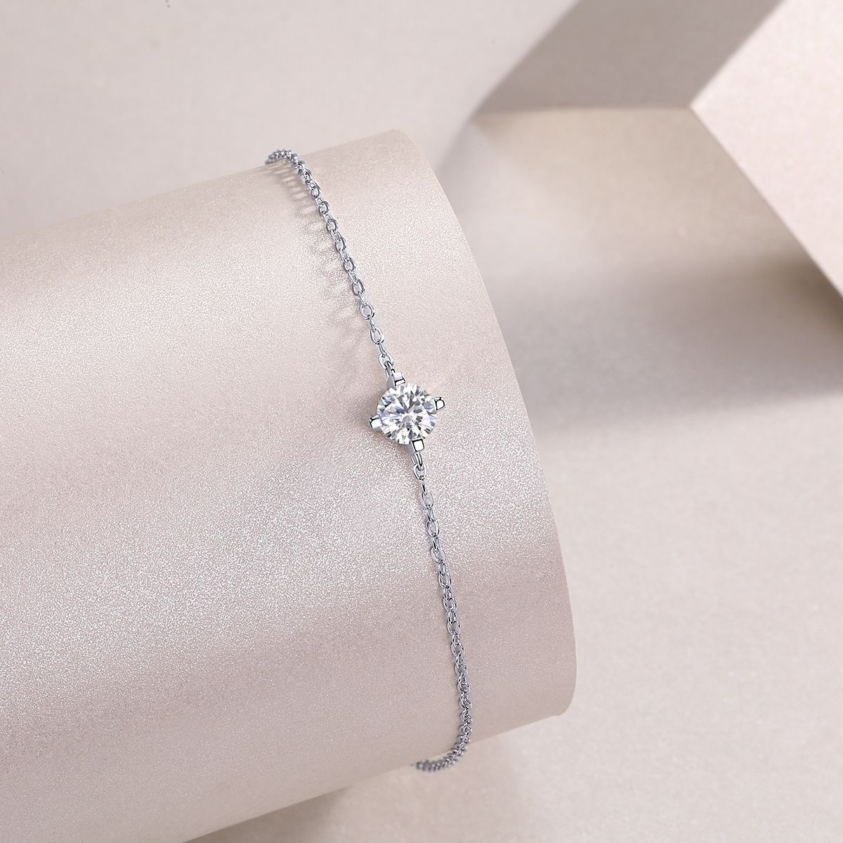 Happy Page - Made of morganite, 925 sterling silver and platinum-plated diamonds, it is a fashionable jewelry bracelet and a luxurious silver accessory.