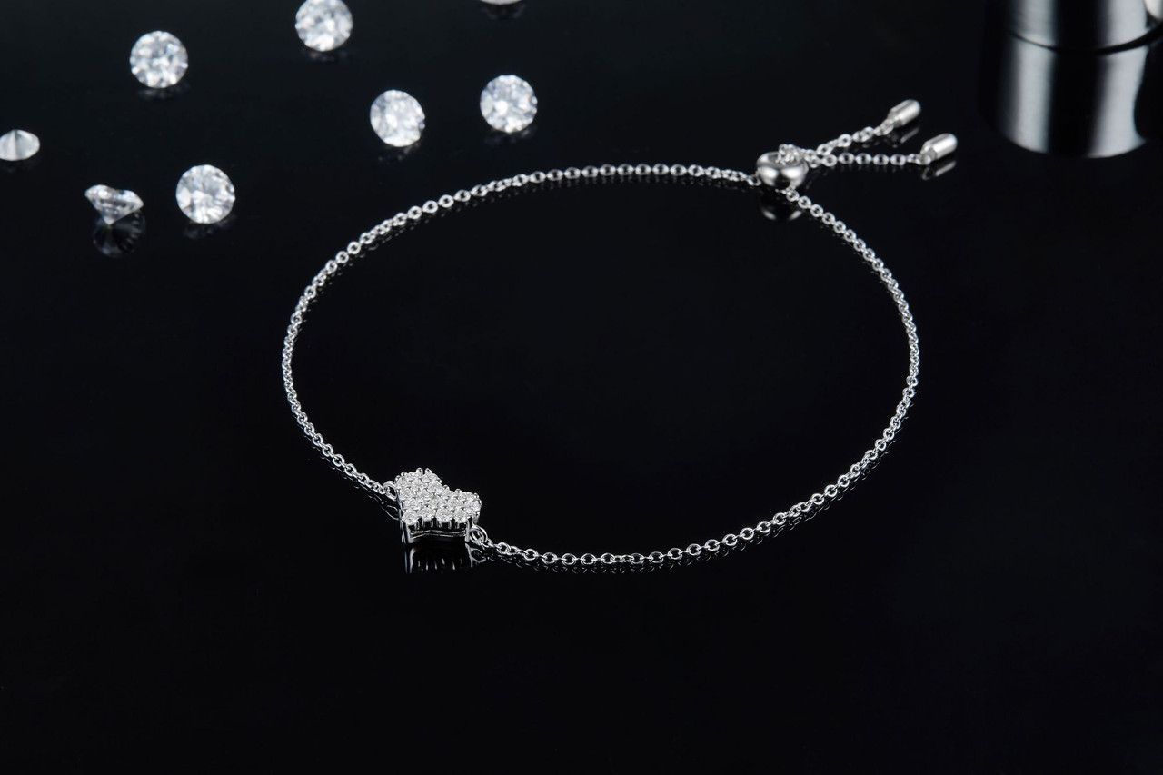 Composed of morganite, 925 sterling silver and platinum-plated diamonds, it is a fashionable jewelry bracelet and a luxurious silver accessory.