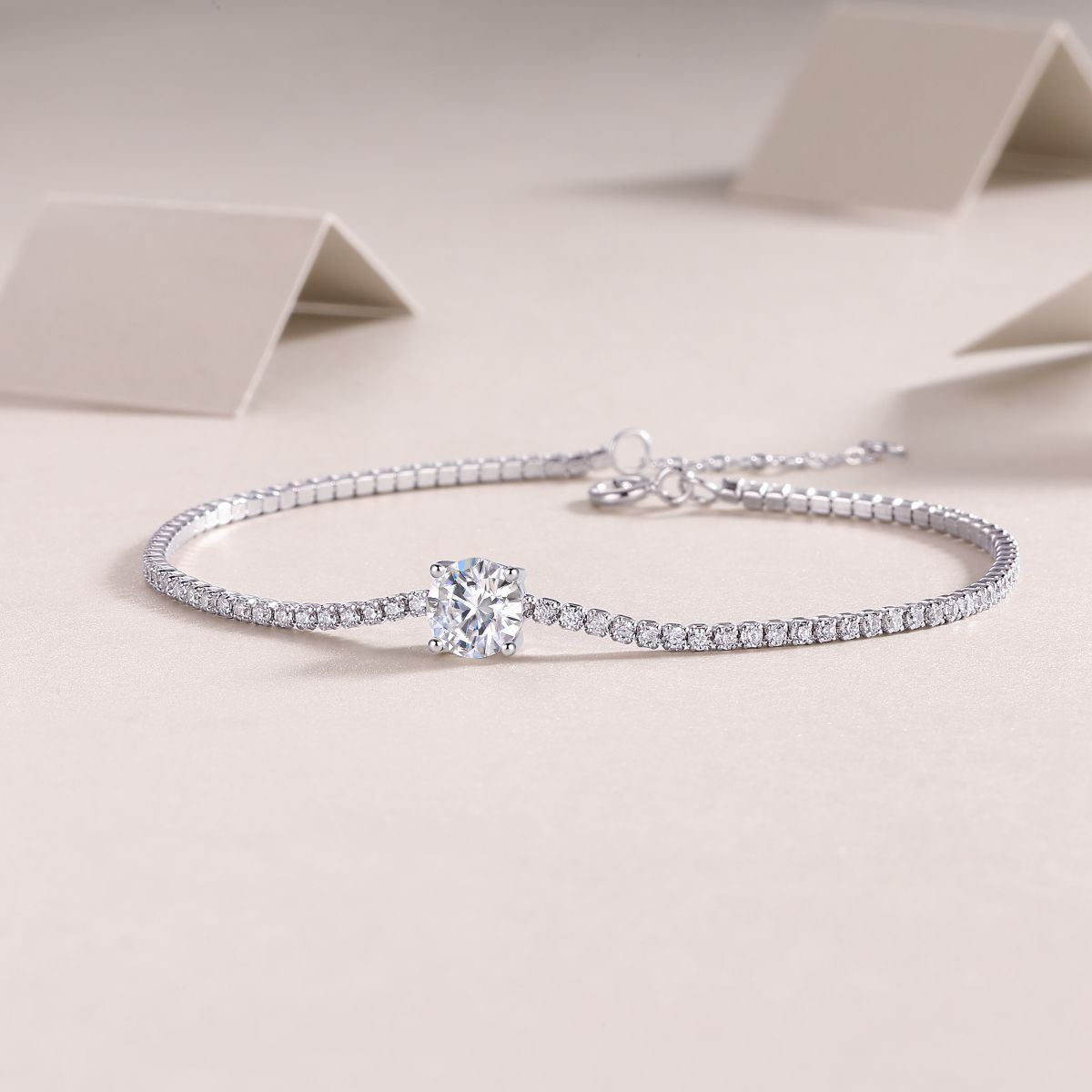 Dawn Dew - Made of morganite, 925 sterling silver and platinum-plated diamonds, it is a fashionable jewelry bracelet and a luxurious silver accessory.