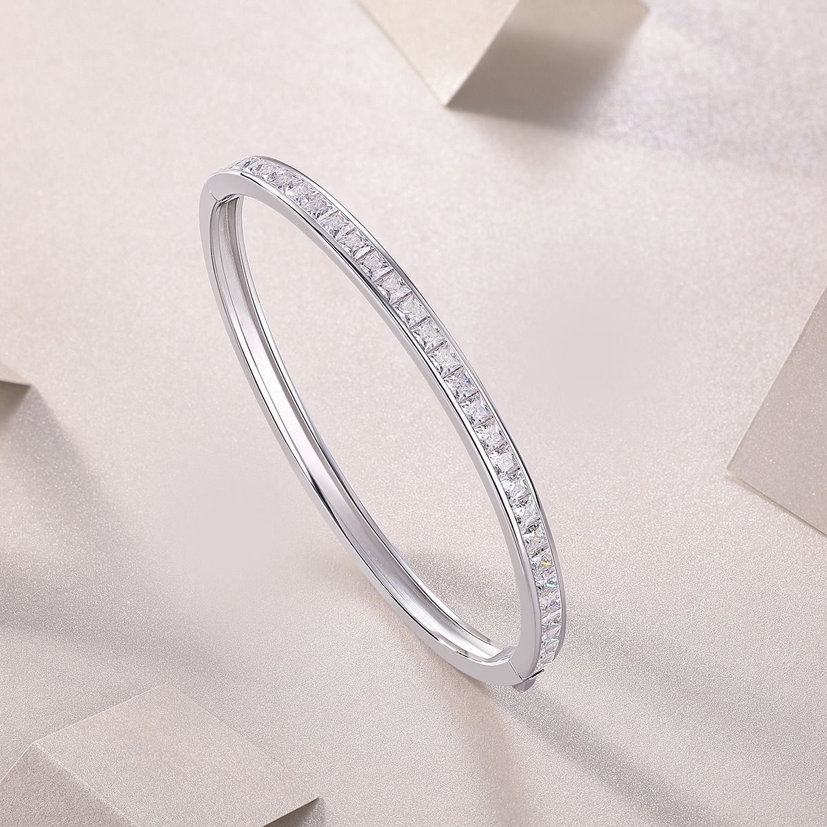 Future Guidance - Made of moissanite, 925 sterling silver and platinum-plated diamonds, it is a fashionable jewelry bracelet and a luxurious silver accessory.