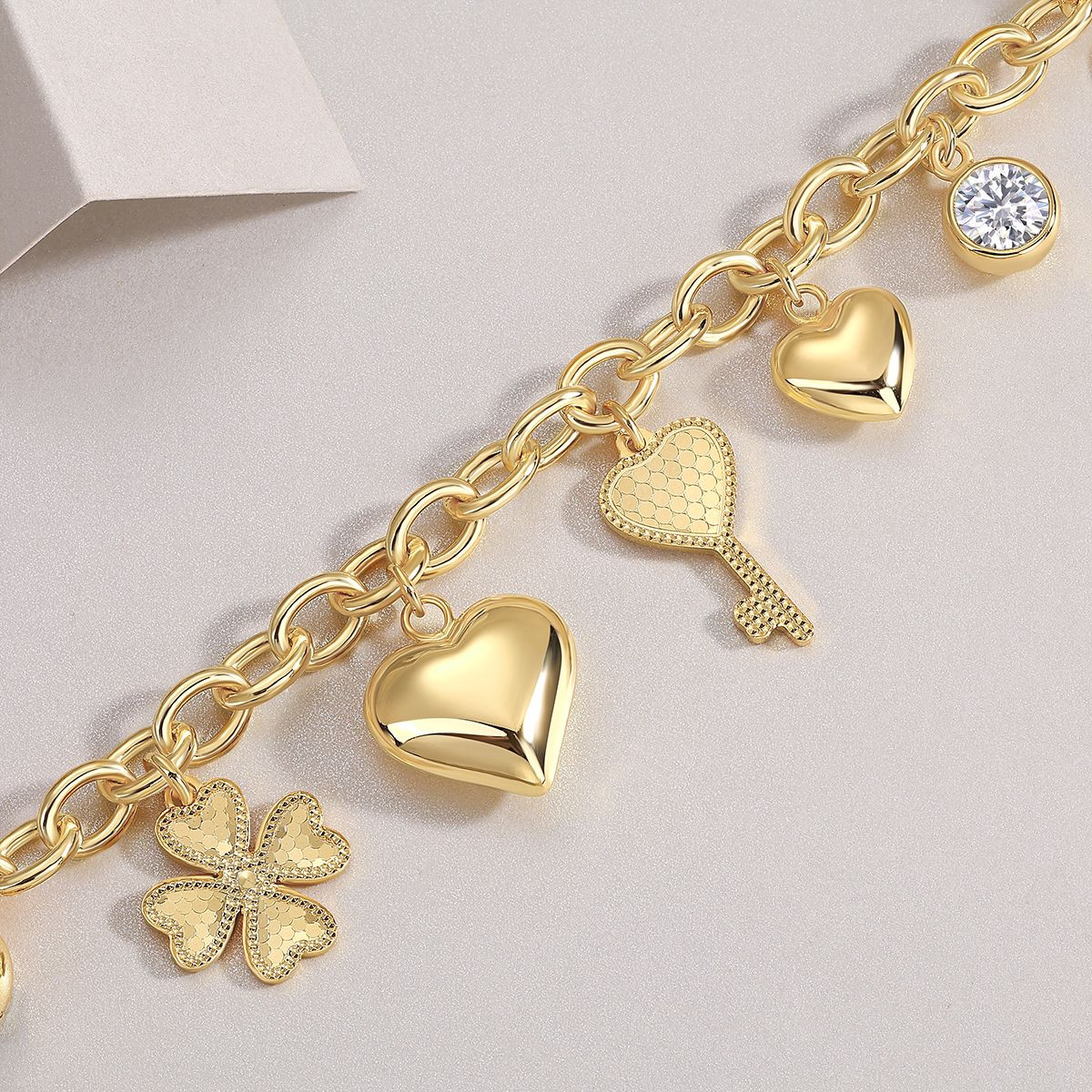 Heart Locks for Dream Realization - Made of moissanite, 925 sterling silver and platinum-plated diamonds, it is a fashionable jewelry bracelet and a luxurious silver accessory.