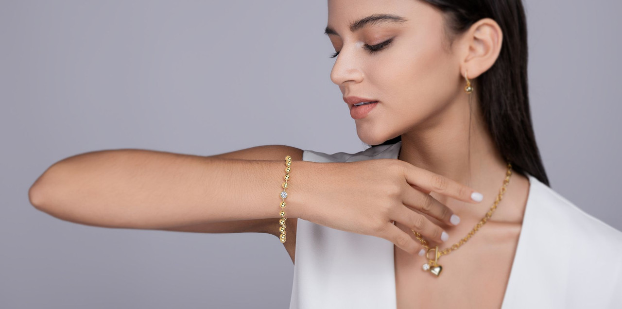 Glowing Beaded Chain - Made of morganite, 925 sterling silver and platinum-plated diamonds, it is a fashionable jewelry bracelet and a luxurious silver accessory.