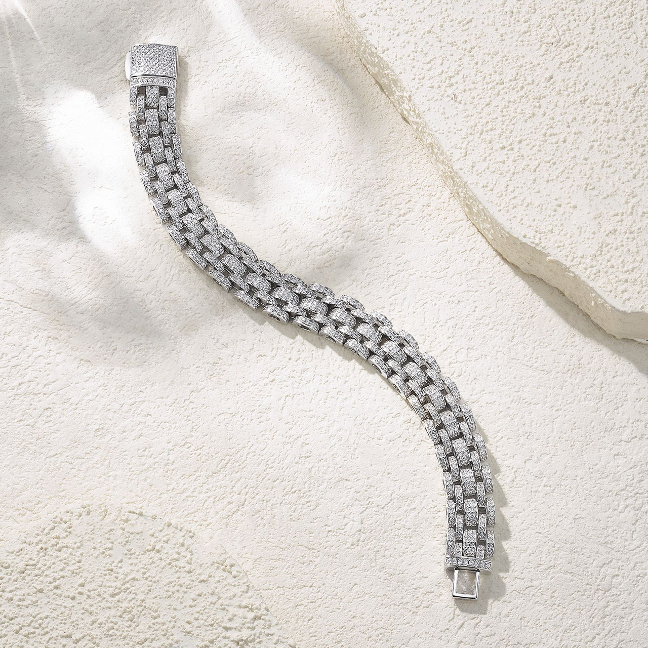 Unique - Made of morganite, 925 sterling silver and platinum-plated diamonds, it is a fashionable jewelry bracelet and a luxurious silver accessory.