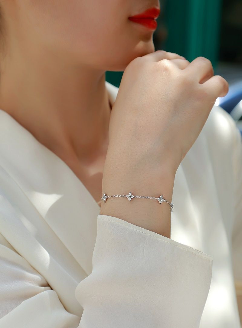 Endless Heart - Made of morganite, 925 sterling silver and platinum-plated diamonds, it is a fashionable jewelry bracelet and a luxurious silver accessory.