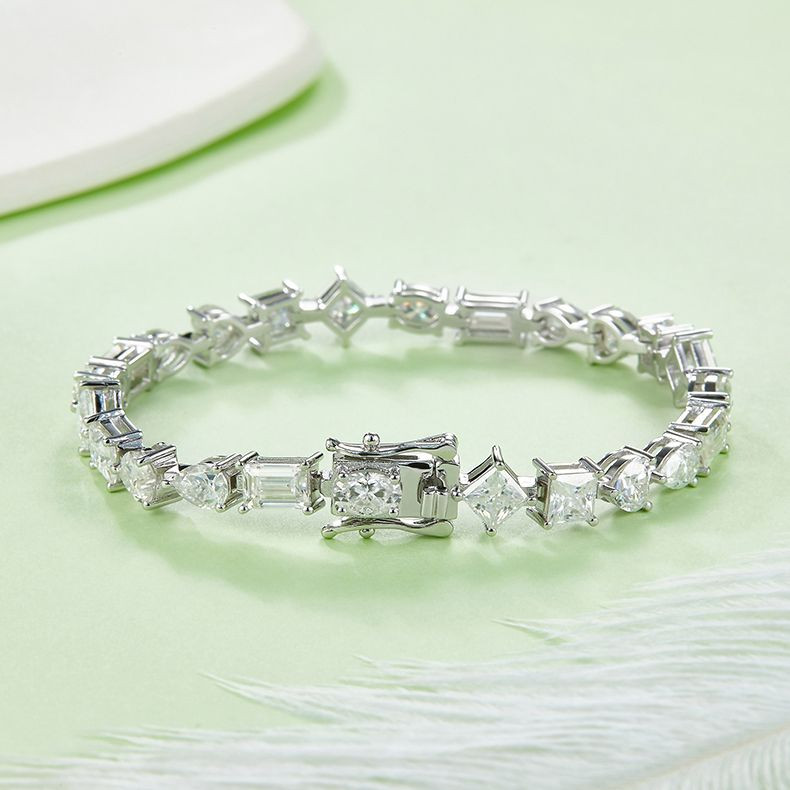 Composed of morganite, 925 sterling silver and platinum-plated diamonds, it is a fashionable jewelry bracelet and a luxurious silver accessory.