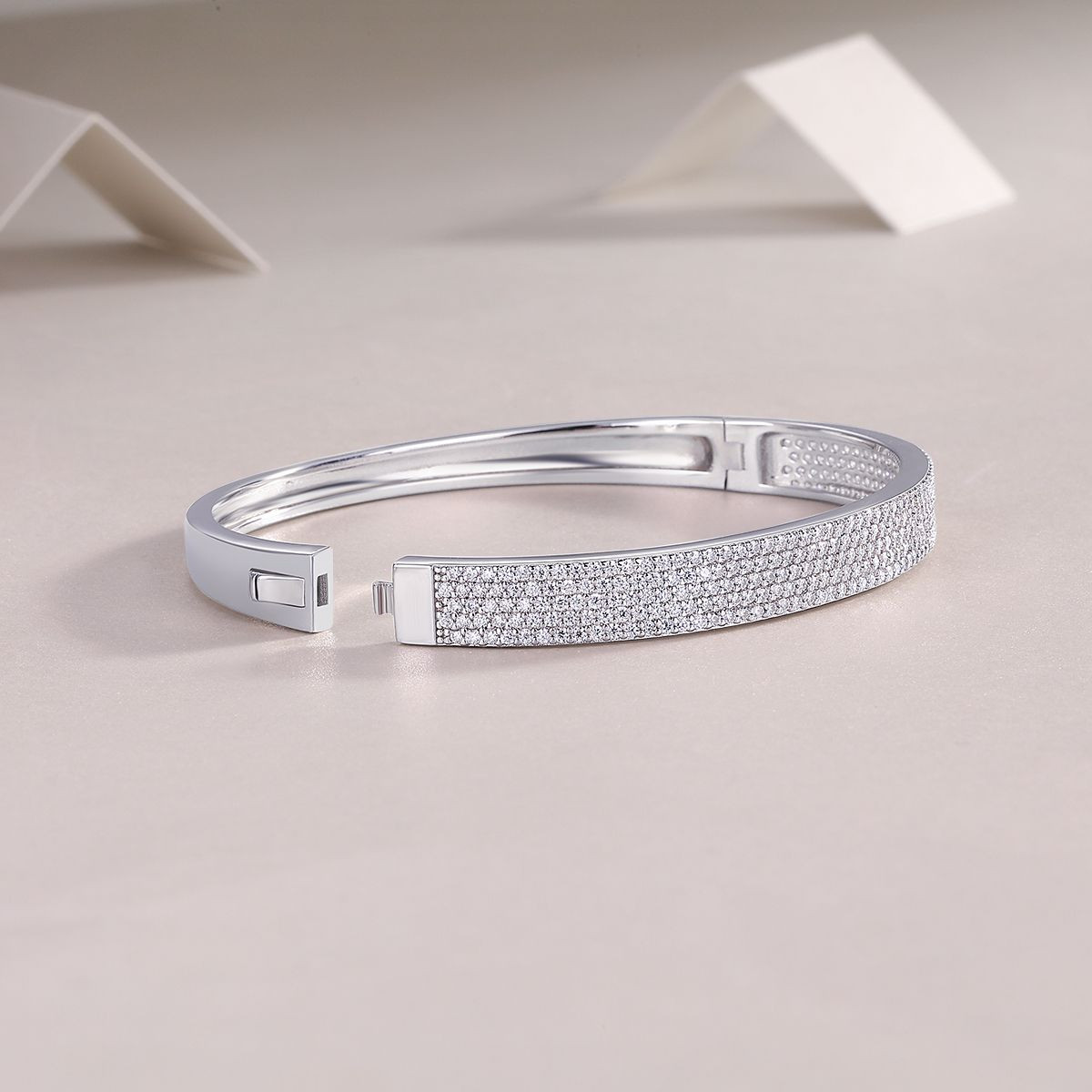 Starlight Entertainment - Made of morganite, 925 sterling silver and platinum-plated diamonds, it is a fashionable jewelry bracelet and a luxurious silver accessory.