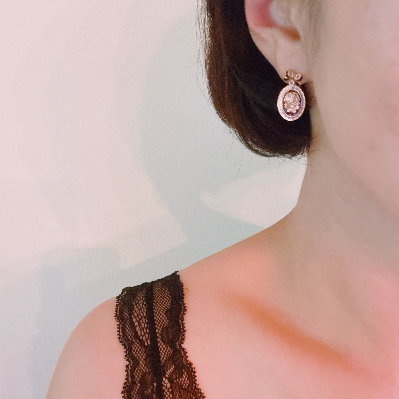 Black Bow Rose Drop Earrings – Elegant Black and Gold Antique-Inspired with Bow Accents