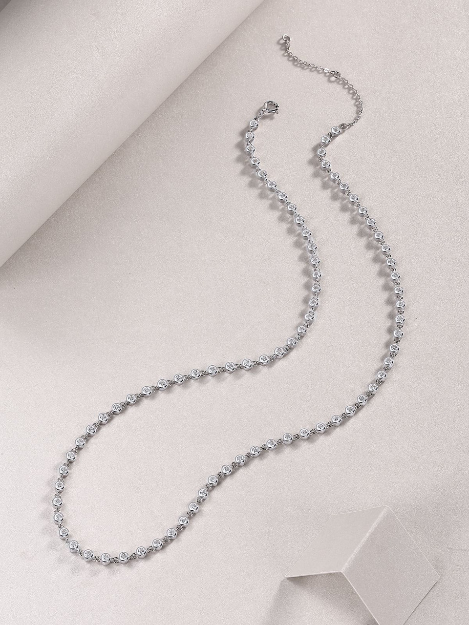 Round Center Verse - A fashionable and popular jewelry necklace pendant set, featuring Monnes stone, made of 925 silver and plated with platinum diamonds