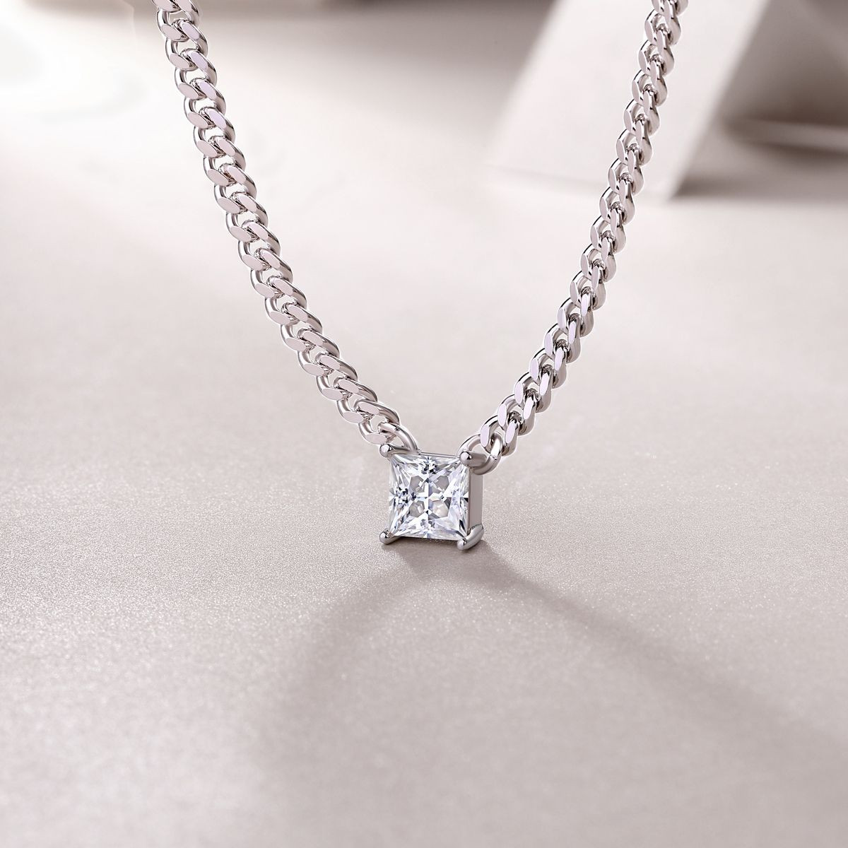 Zhang Yang - A fashionable and popular jewelry necklace pendant set, featuring one carat morganite, made of 925 silver and plated with platinum and diamonds.