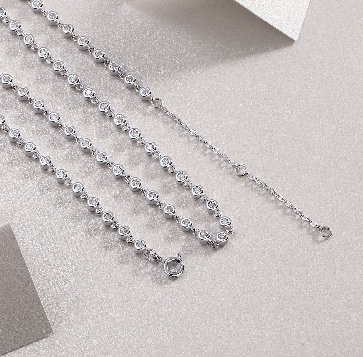 Round Center Verse - A fashionable and popular jewelry necklace pendant set, featuring Monnes stone, made of 925 silver and plated with platinum diamonds