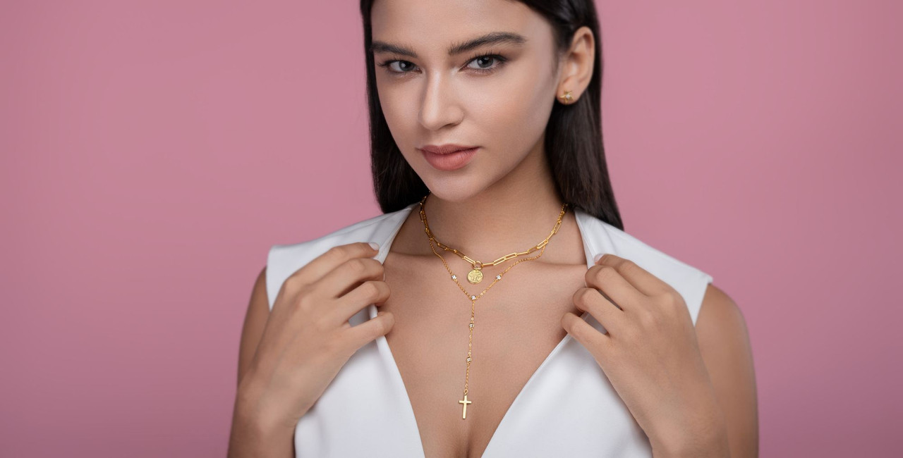 One-word jewelry set - A fashionable and popular necklace pendant set, featuring Monnes stone, made of 925 silver and plated with platinum and diamonds.