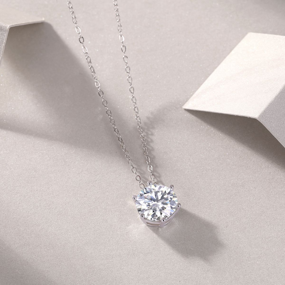 A fashionable and popular jewelry necklace pendant set, featuring lamonite stones, made of 925 silver and plated with platinum and diamonds.