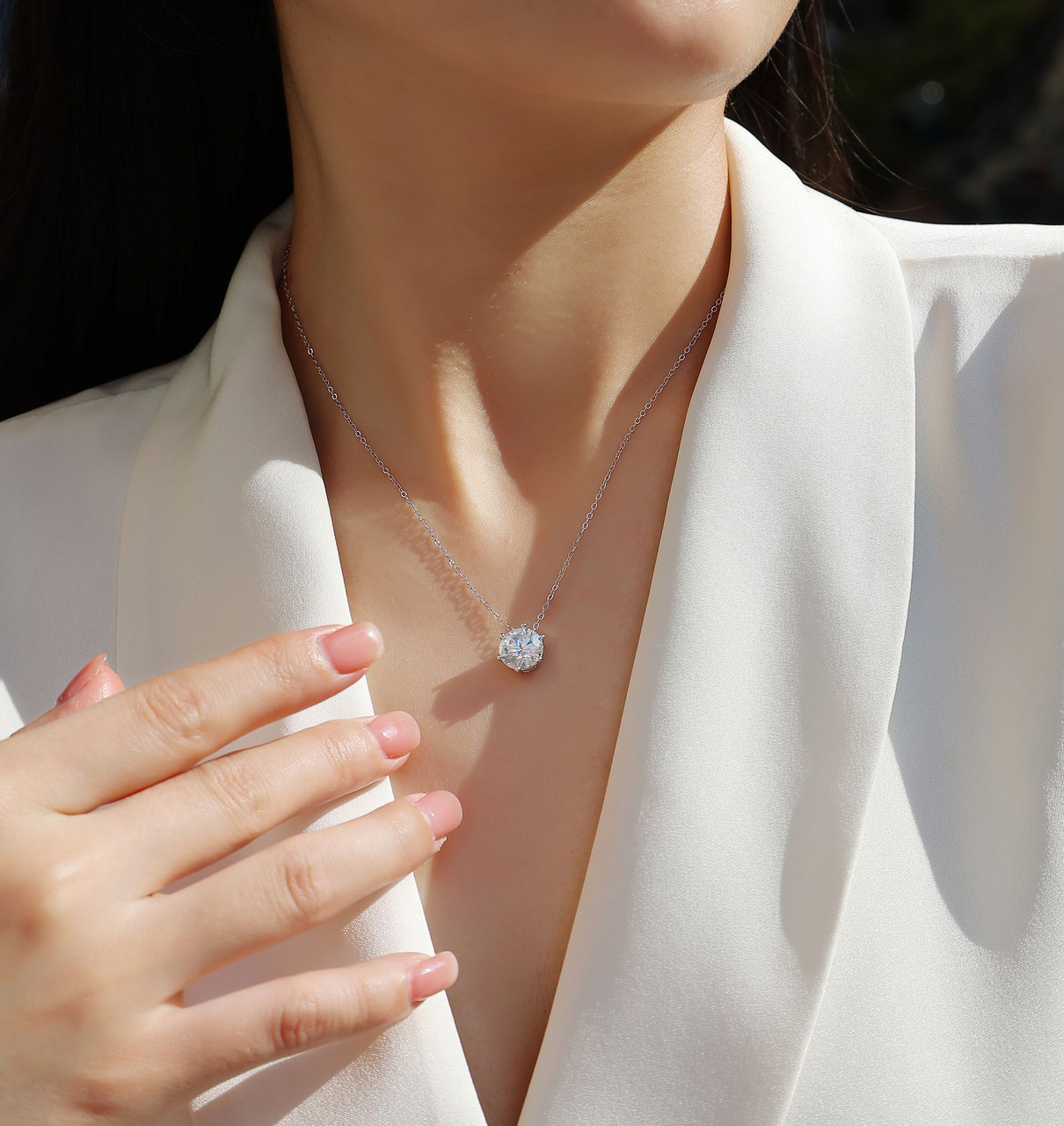 A fashionable and popular jewelry necklace pendant set, featuring lamonite stones, made of 925 silver and plated with platinum and diamonds.