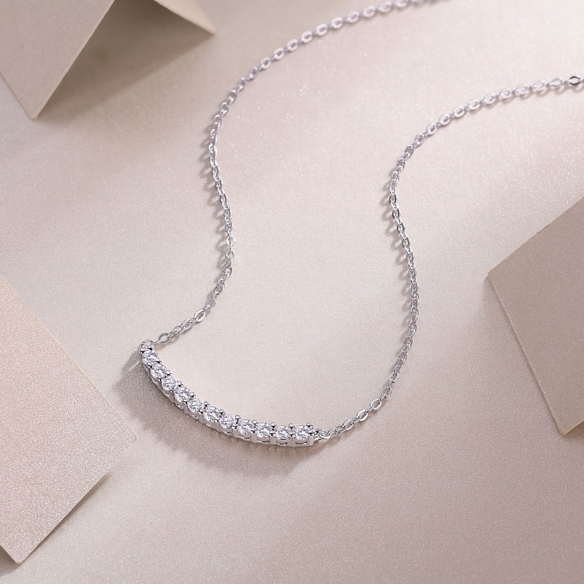 Relaxation - A fashionable and popular jewelry necklace pendant set, featuring Monnes stone, made of 925 silver and plated with platinum and diamonds.
