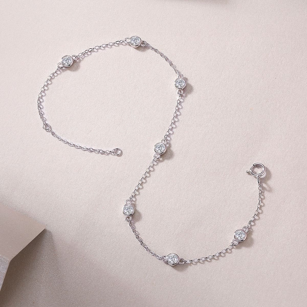 Lively Bubble - Made of morganite, 925 sterling silver and platinum-plated diamonds, it is a fashionable jewelry bracelet and a luxurious silver accessory.