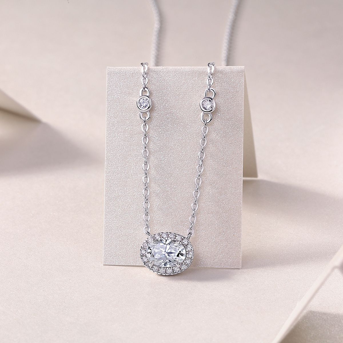White Summer Night - A fashionable and popular jewelry necklace pendant set, featuring Monnes stone, made of 925 silver and plated with platinum diamonds
